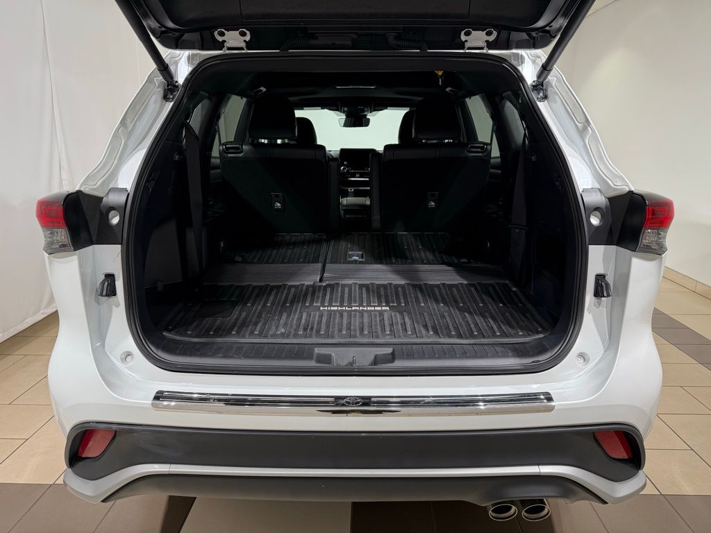 Thumbnail: 2024 Toyota Highlander - 12