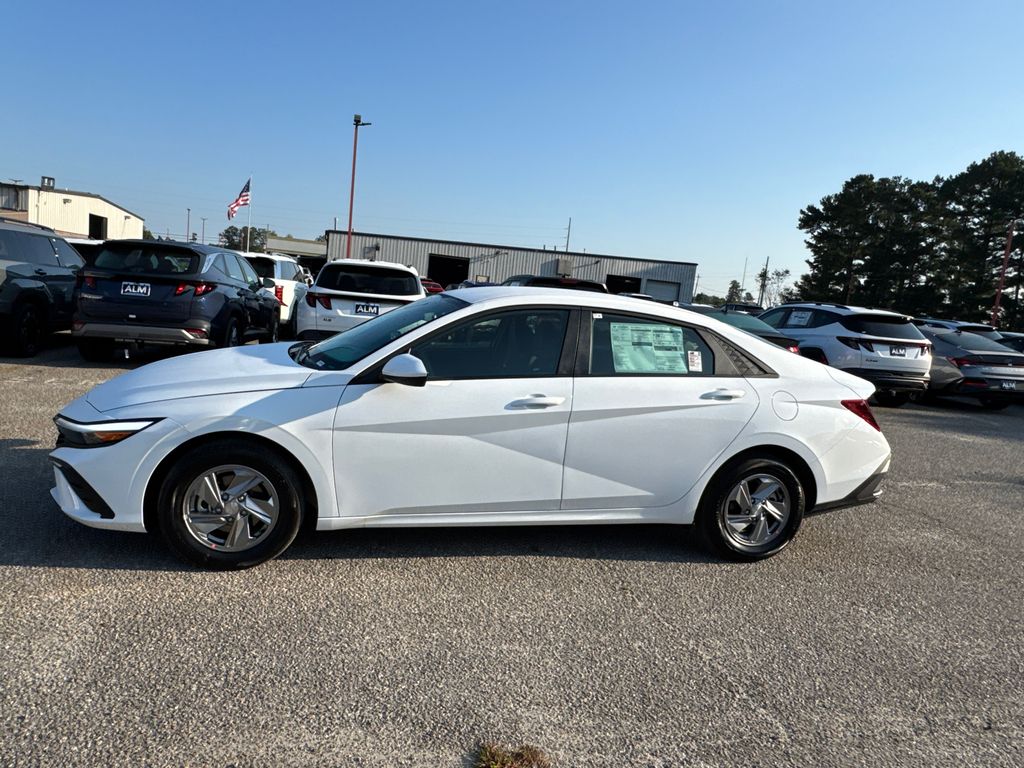 2025 Hyundai Elantra SE photo 2