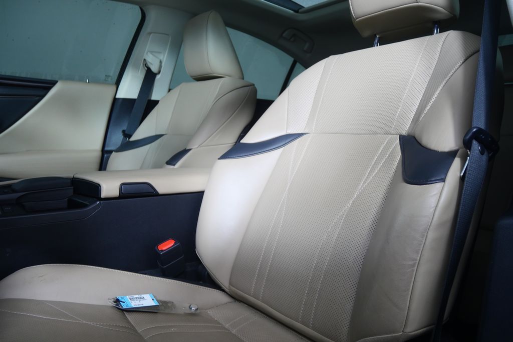 Thumbnail: 2021 Lexus ES - 11