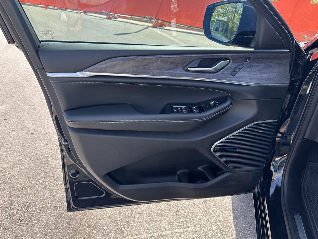 Used Car 2023 Jeep Grand Cherokee  Overland For Sale Under $40,000 In Austin, Texas