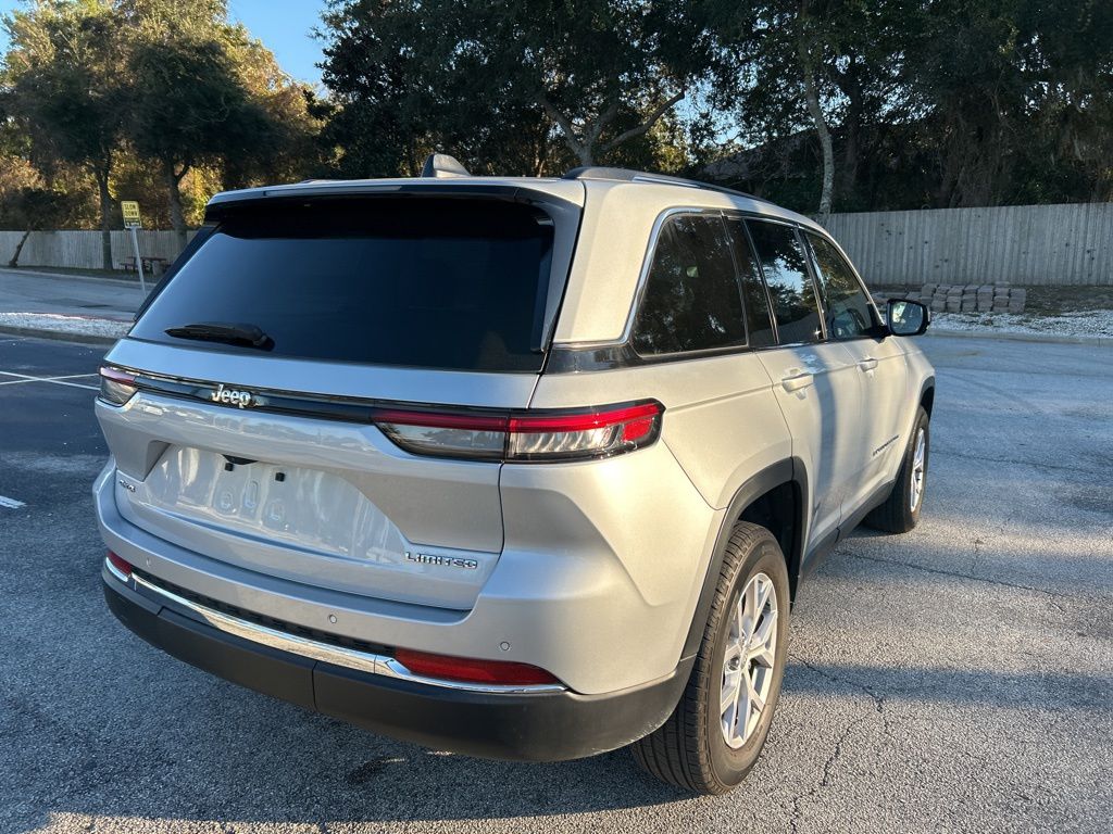 2022 Jeep Grand Cherokee Limited photo 2