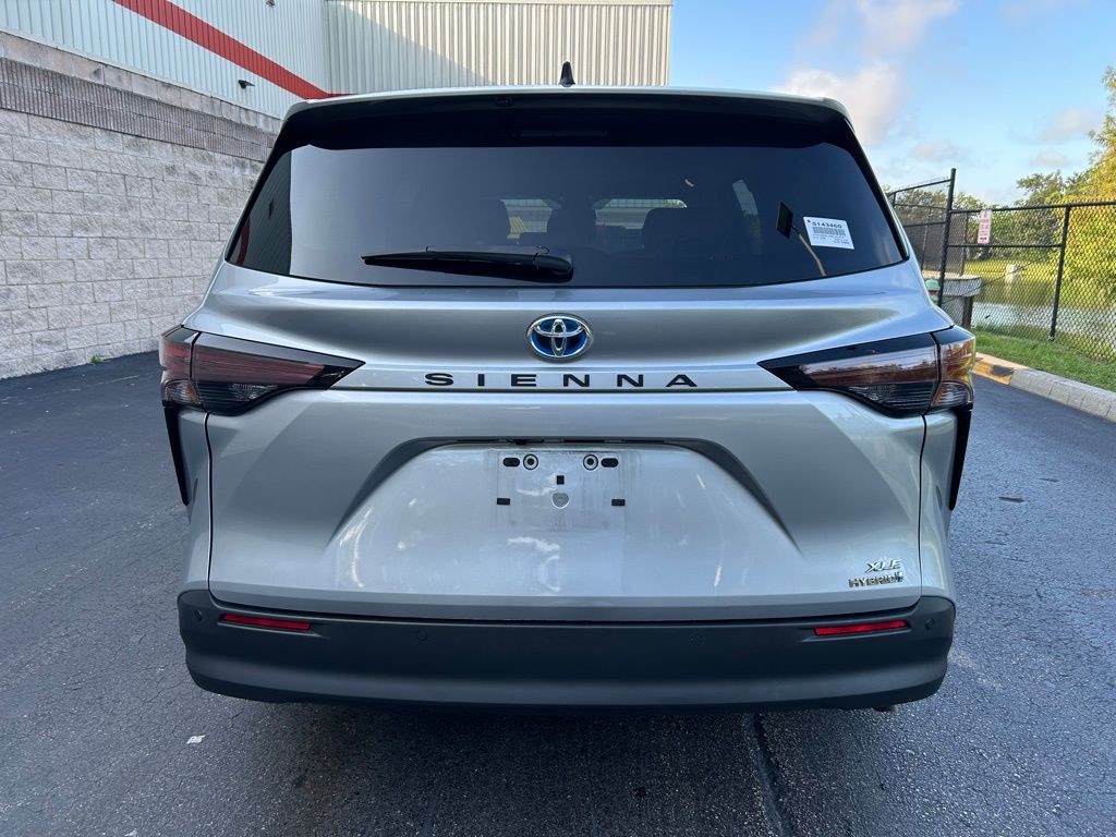 Thumbnail: 2023 Toyota Sienna - 4