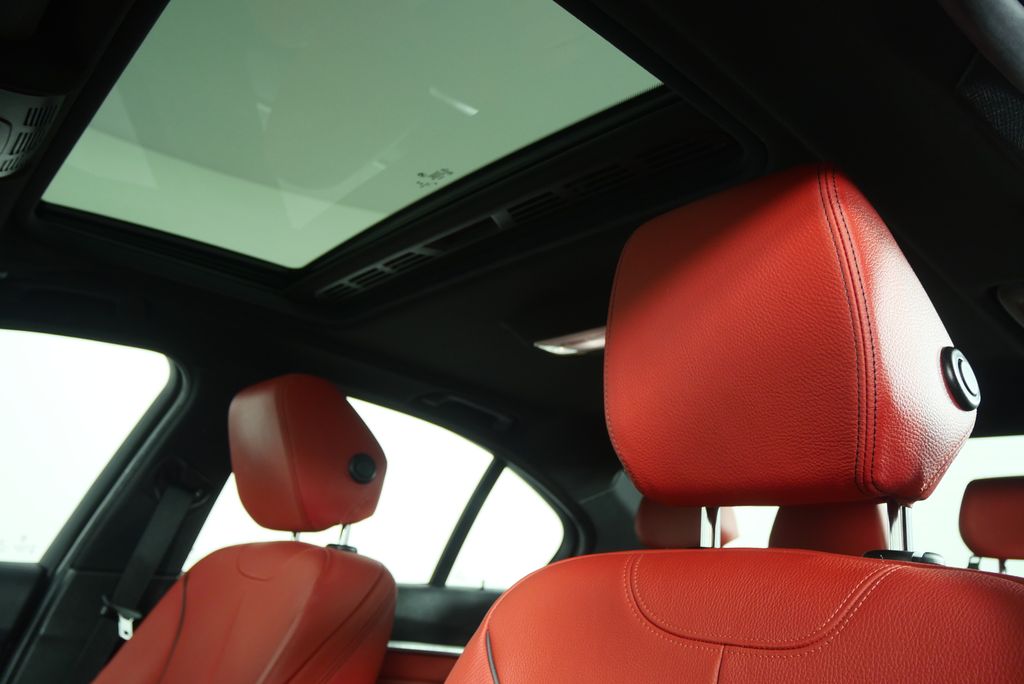 Thumbnail: 2016 BMW 3 Series - 10