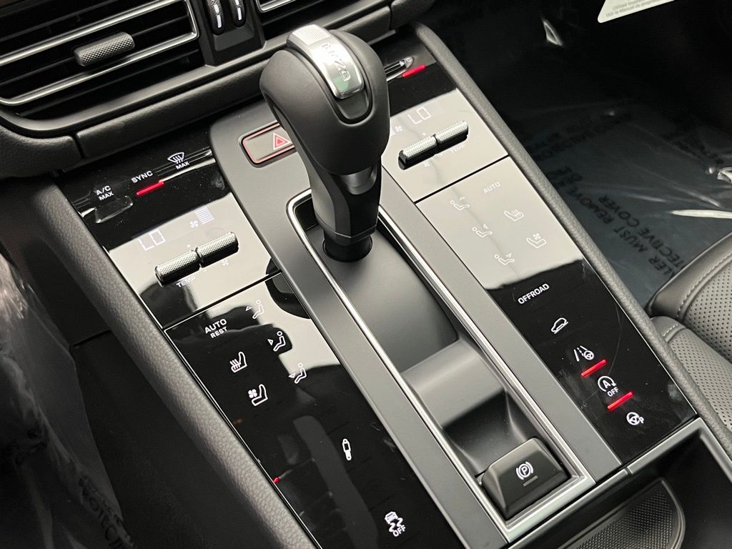 Thumbnail: 2025 Porsche Macan - 16
