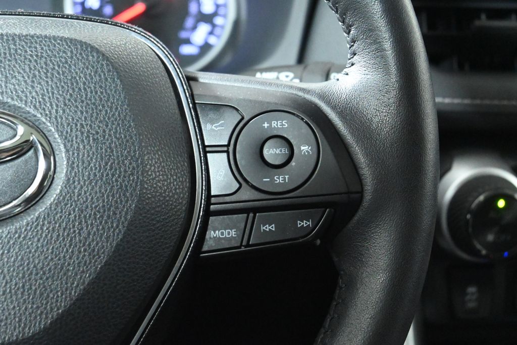 Thumbnail: 2021 Toyota RAV4 - 17