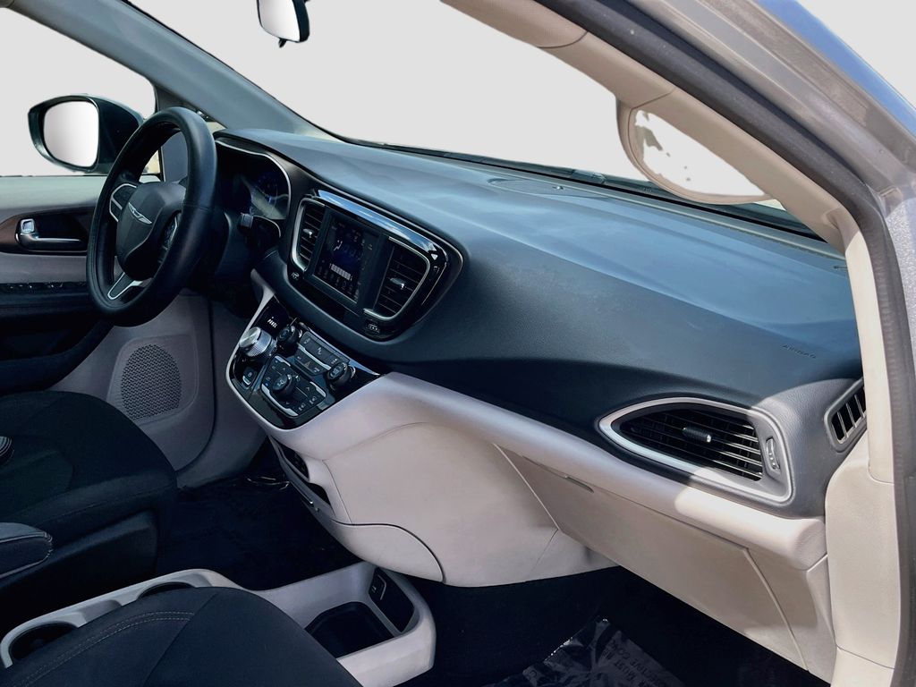 Used 2019 Silver Chrysler LX image 29