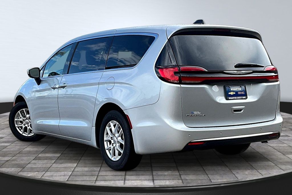2023 Chrysler Pacifica Touring L - 4