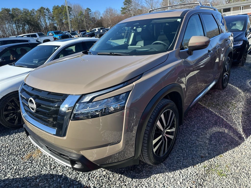 2024 Nissan Pathfinder Platinum's photo