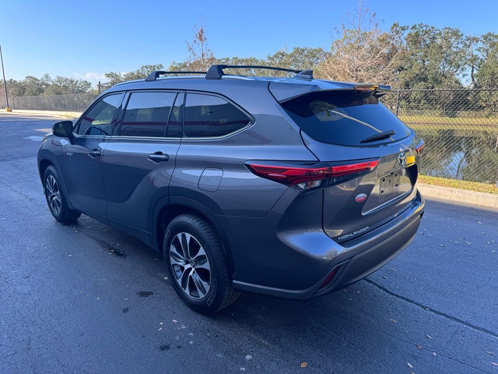 2021 Toyota Highlander XLE 3