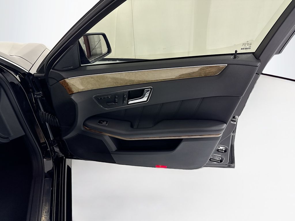 Thumbnail: 2010 Mercedes-Benz E-Class - 26