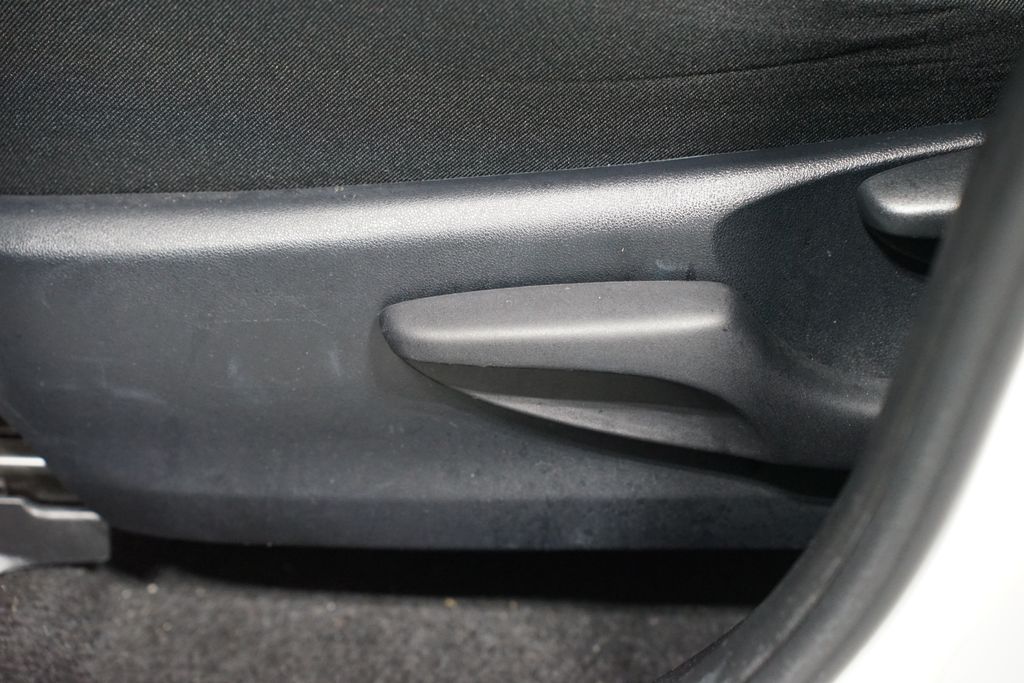 Thumbnail: 2018 Toyota RAV4 - 32