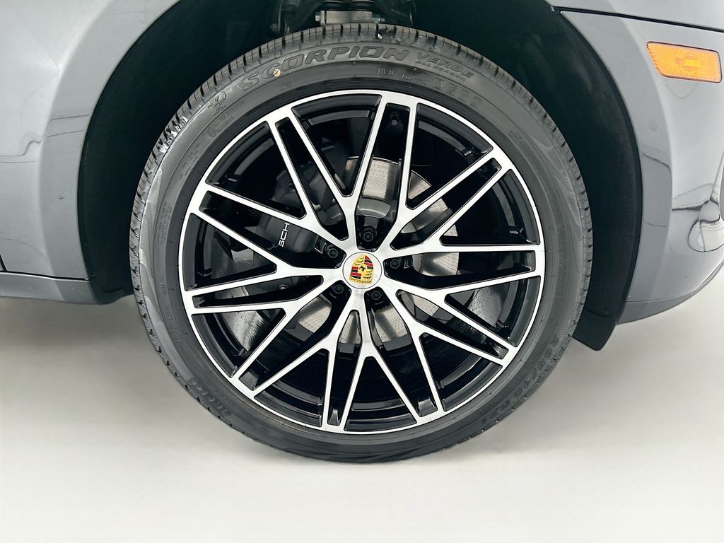 Thumbnail: 2026 Porsche Macan - 32