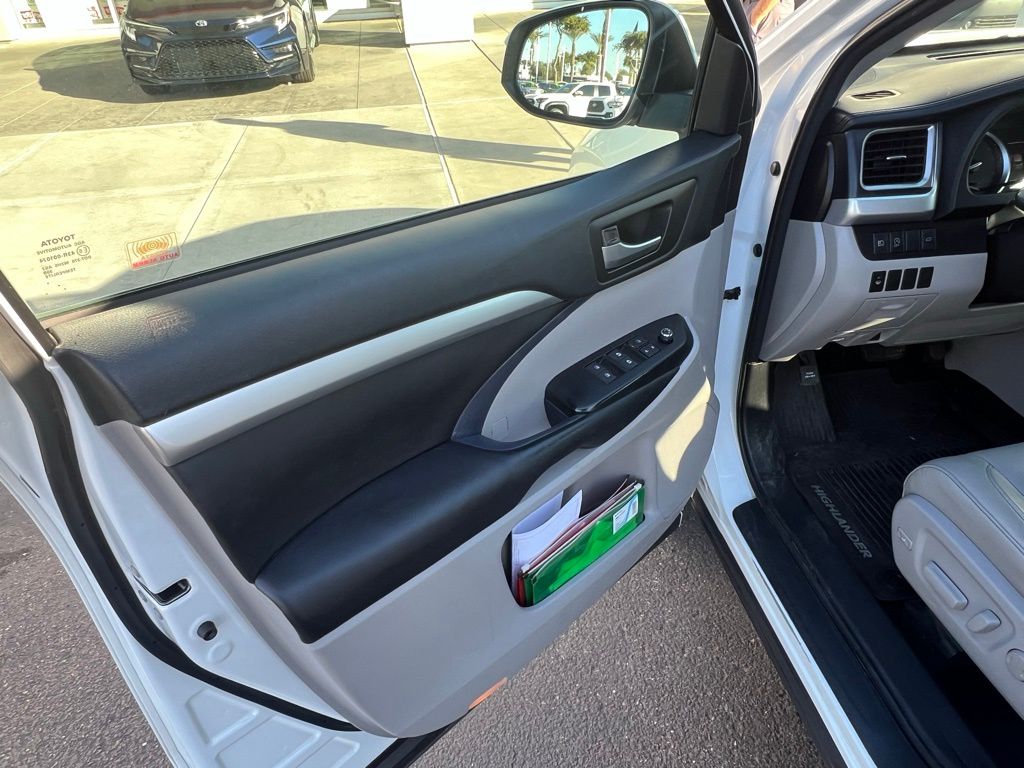 Thumbnail: 2018 Toyota Highlander - 8