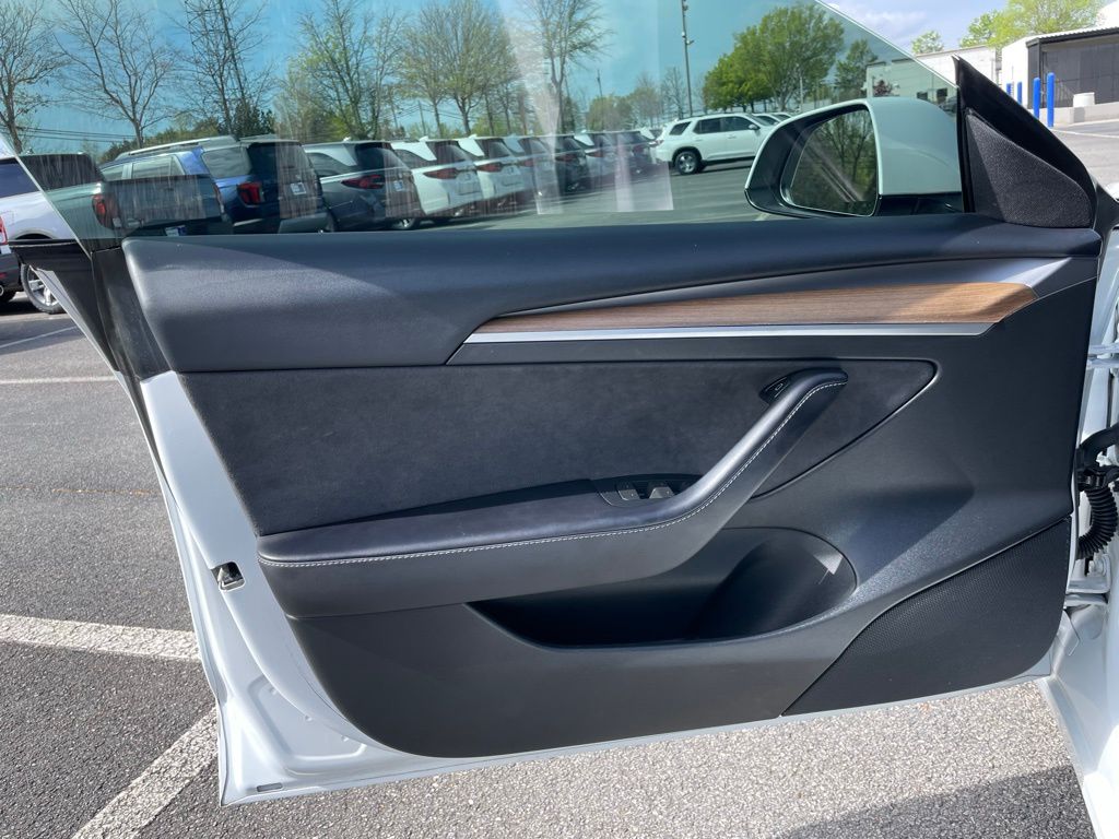 Thumbnail: 2022 Tesla Model 3 - 21