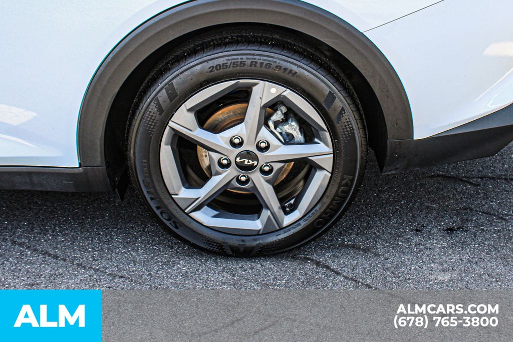 Used 2025 White Kia LXS image 16