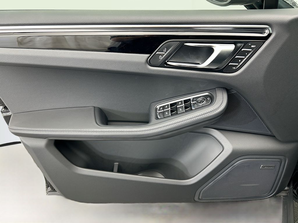 Thumbnail: 2026 Porsche Macan - 25