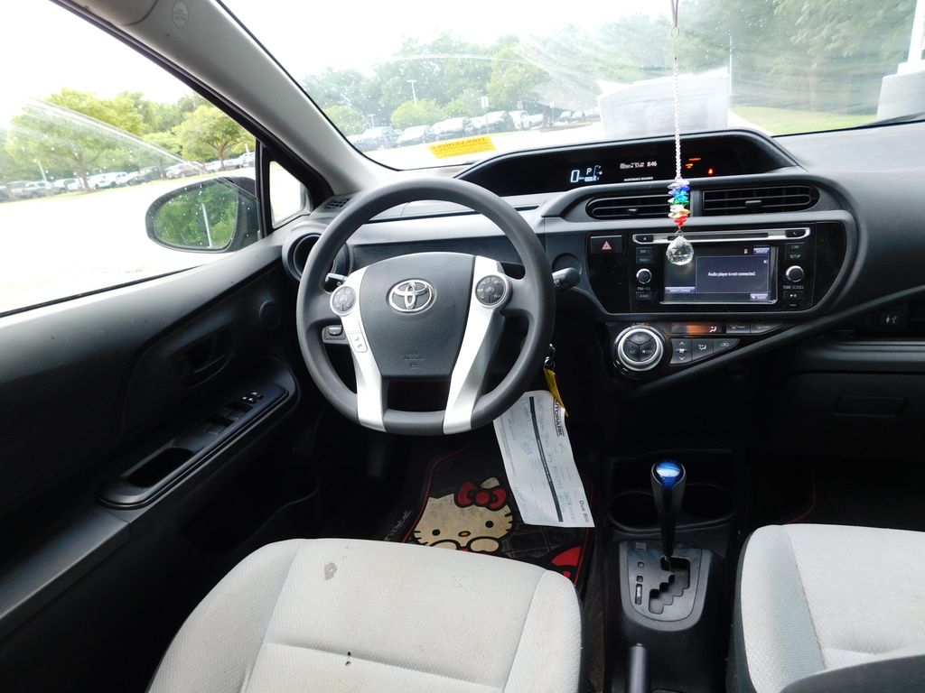 Thumbnail: 2015 Toyota Prius c - 3