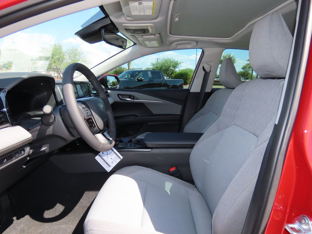 2025 Toyota Camry LE 18