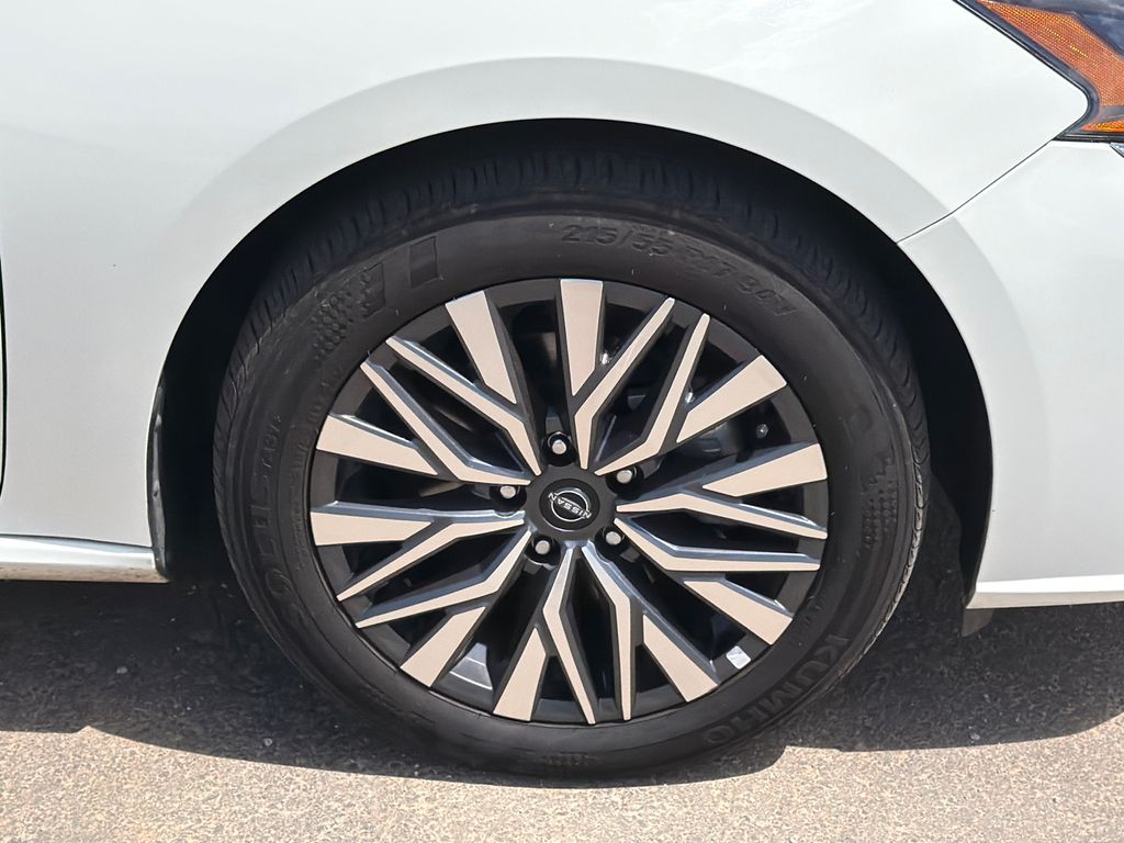 Used 2025 White Nissan 2.5 SV image 12