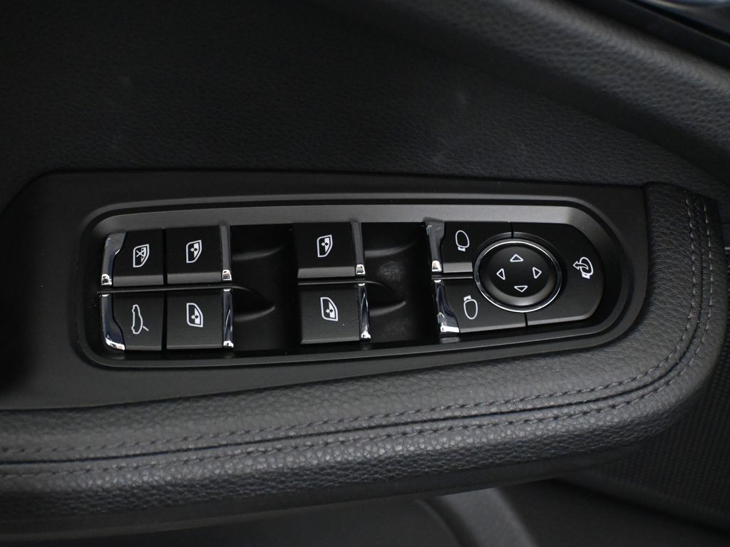 Thumbnail: 2025 Porsche Macan - 32