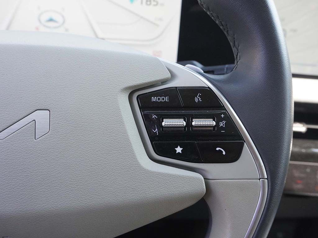 Used 2024 White Kia Wind image 43