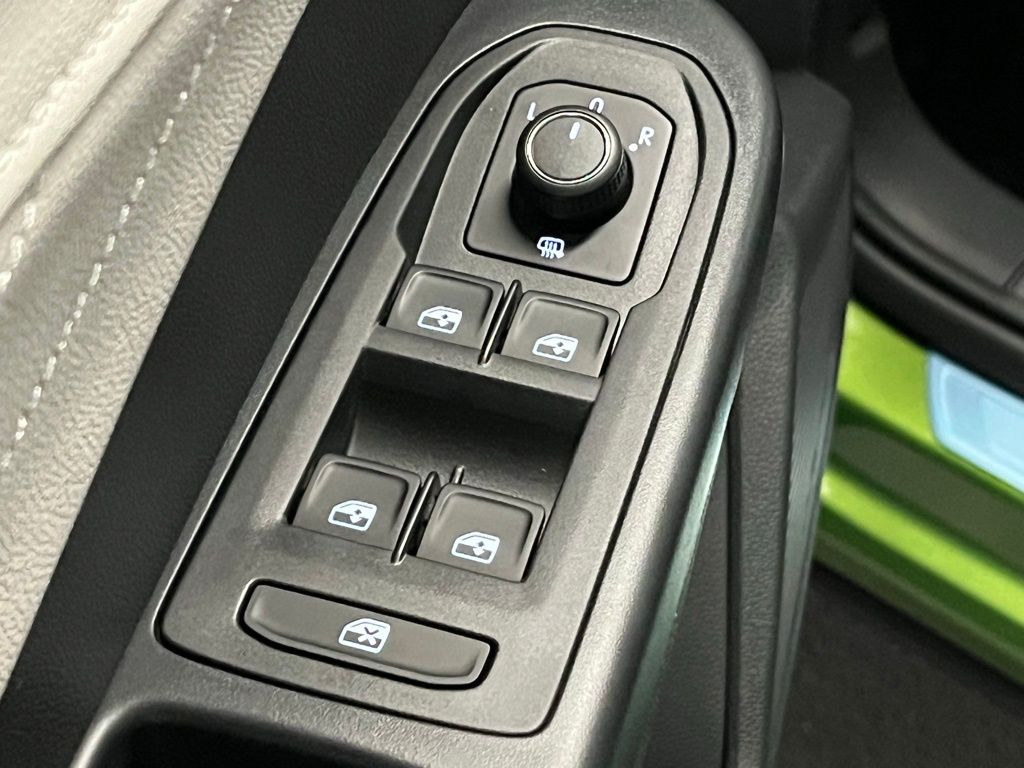 2025 Volkswagen Taos SEL - Photo 17
