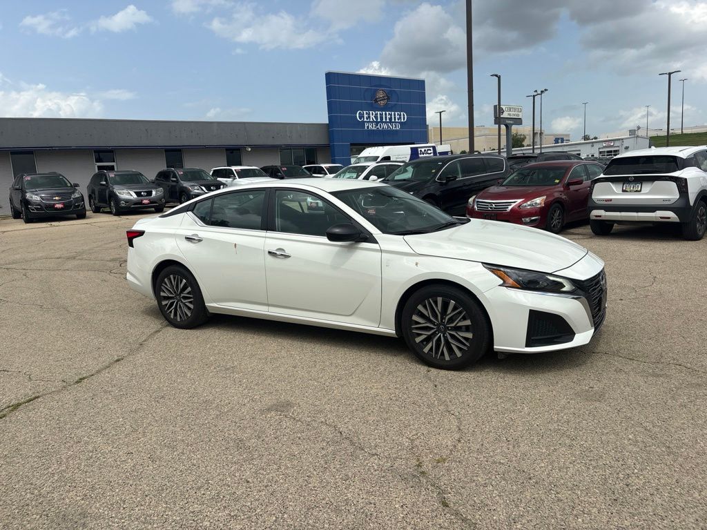 Glacier White 2025 Nissan Altima Sedan Front-Wheel Drive Continuously Variable Transmission