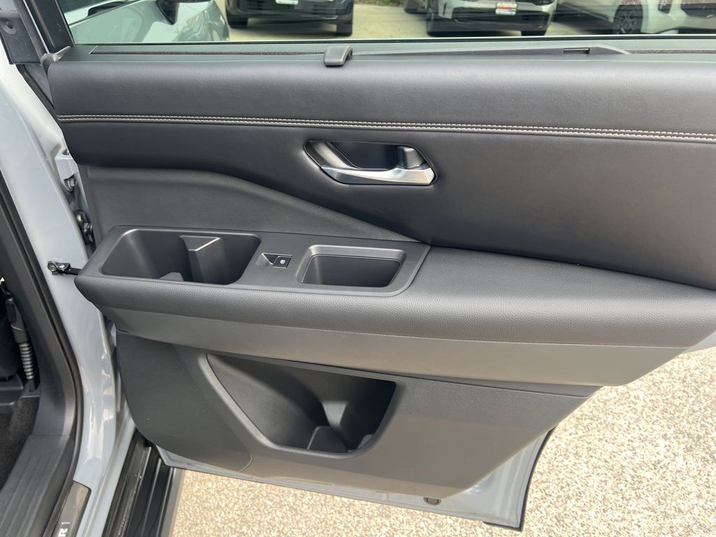 2023 Nissan Pathfinder Platinum photo
