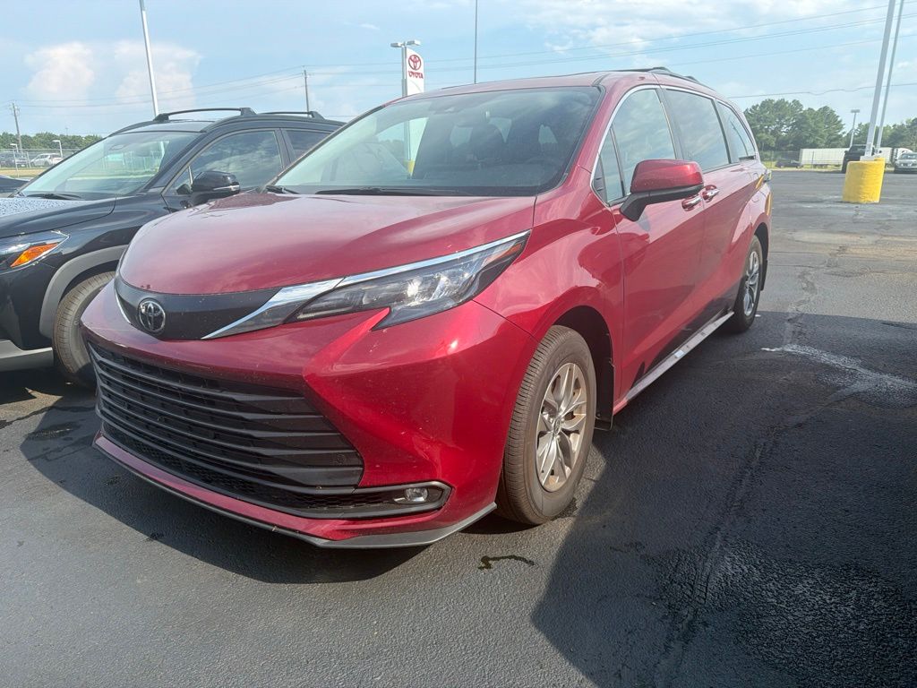 2026 Toyota Sienna XLE 8-Passenger Hybrid FWD's photo