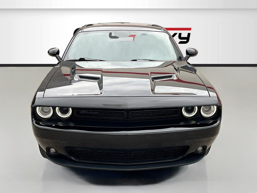 Used 2022 Black Dodge SXT image 2