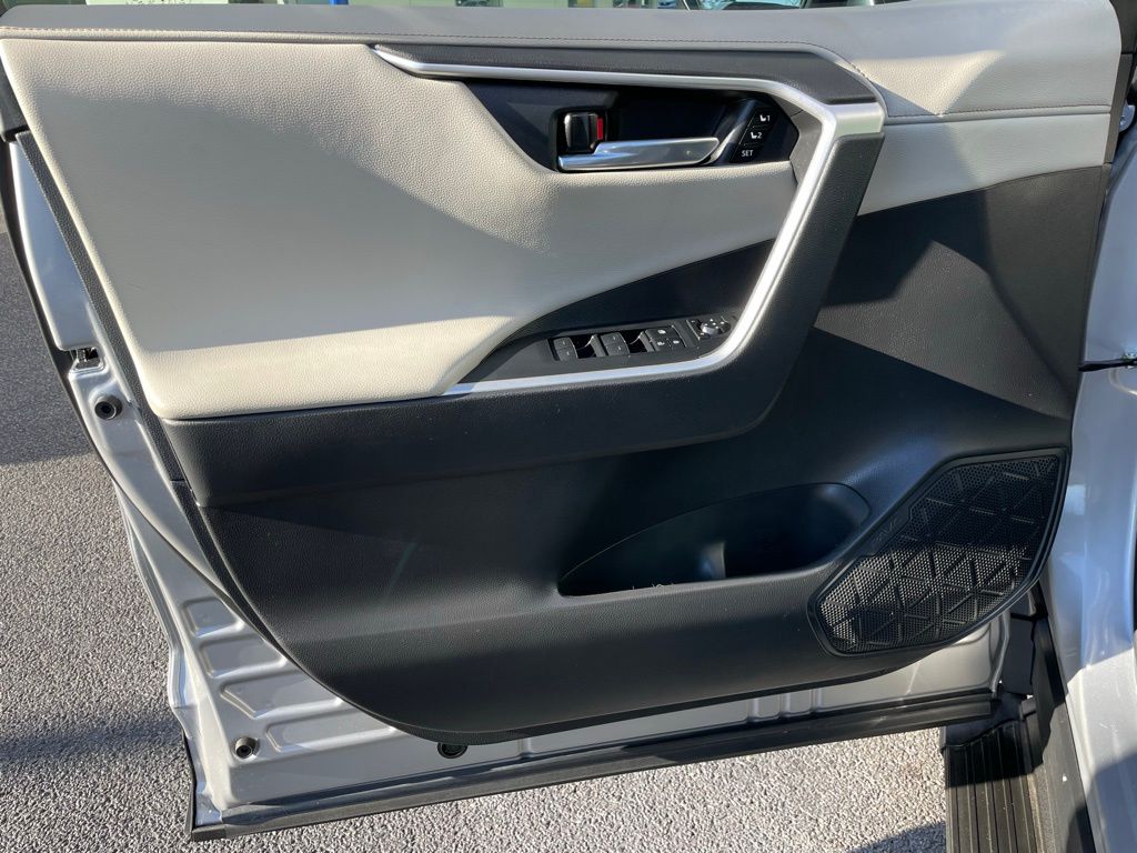 Thumbnail: 2022 Toyota RAV4 - 24