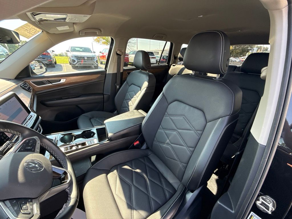 2024 Volkswagen Atlas 2.0T SE w/Technology Black at South Hills CDJR