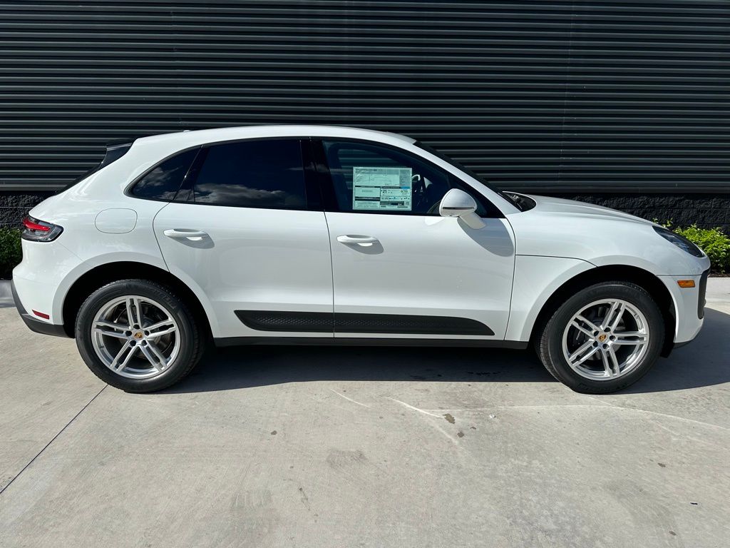 2025 Porsche Macan  4