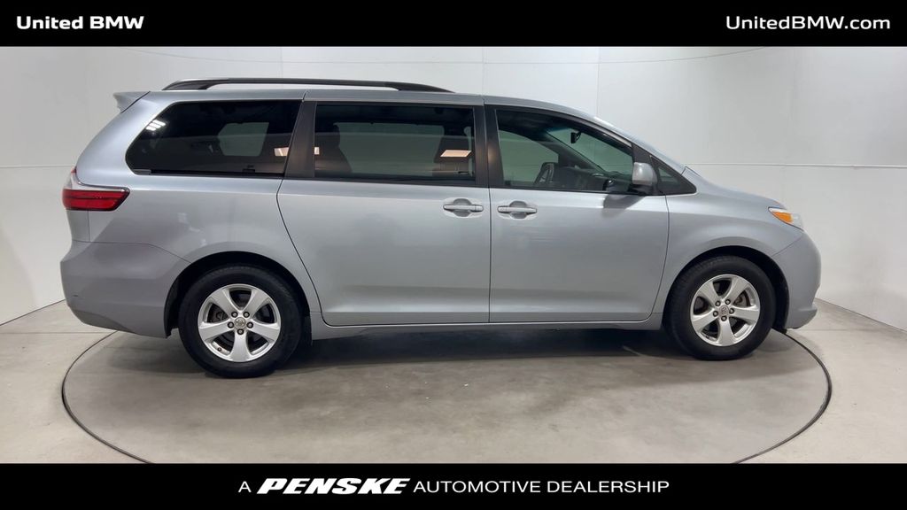 2017 Toyota Sienna LE 9