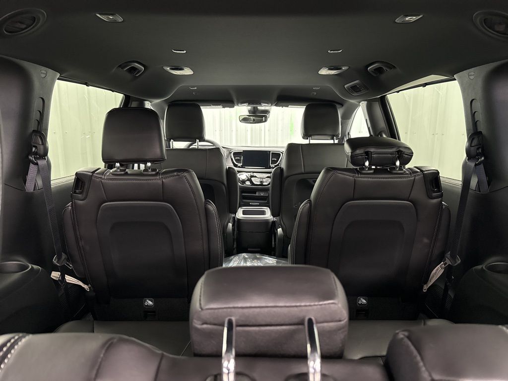 2026 Chrysler Pacifica Select - 8
