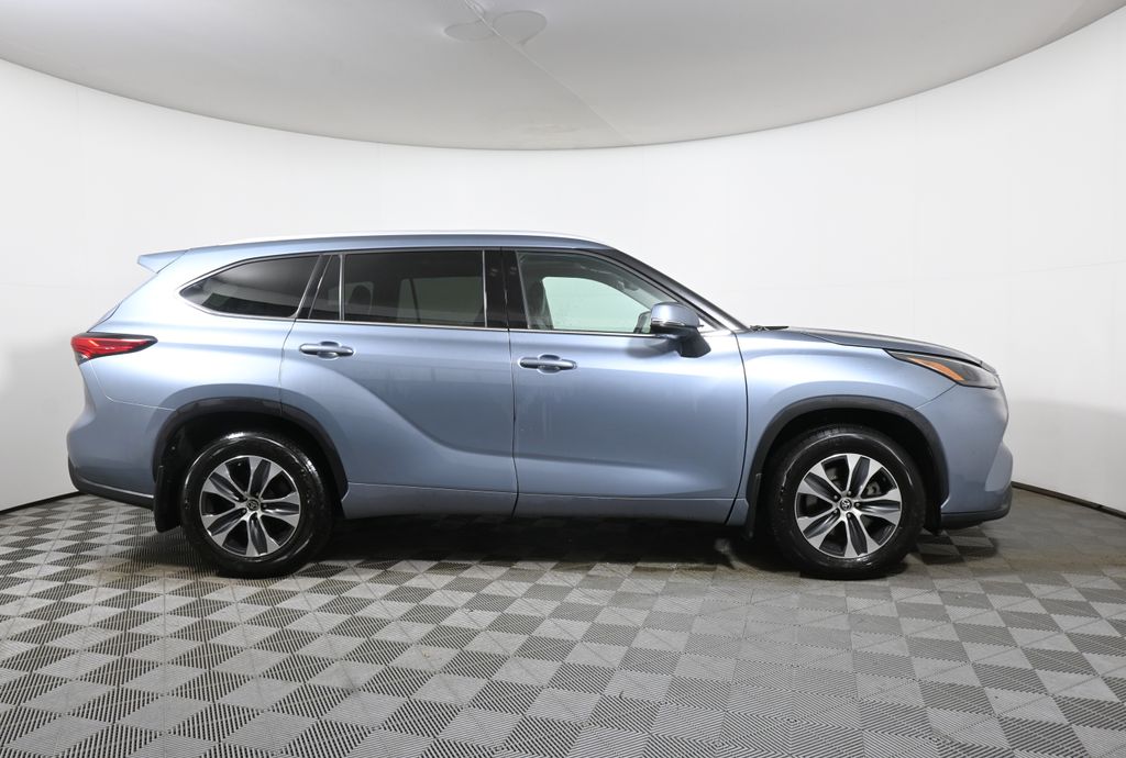 Thumbnail: 2022 Toyota Highlander - 8