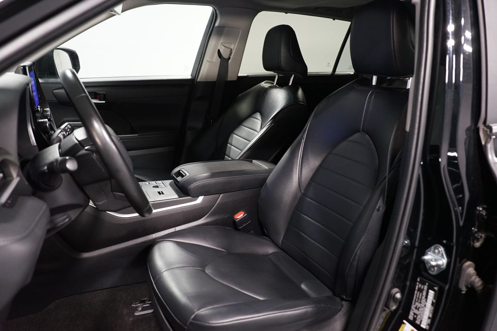 Thumbnail: 2023 Toyota Highlander - 6