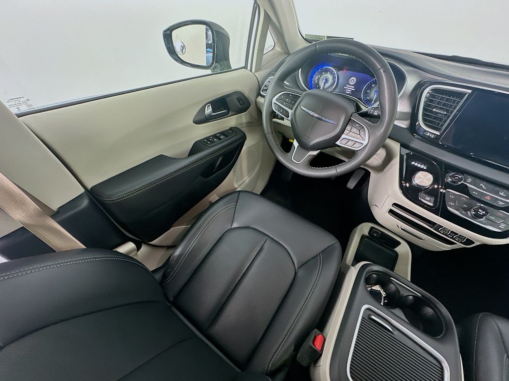 Used 2024 White Chrysler Touring L image 9