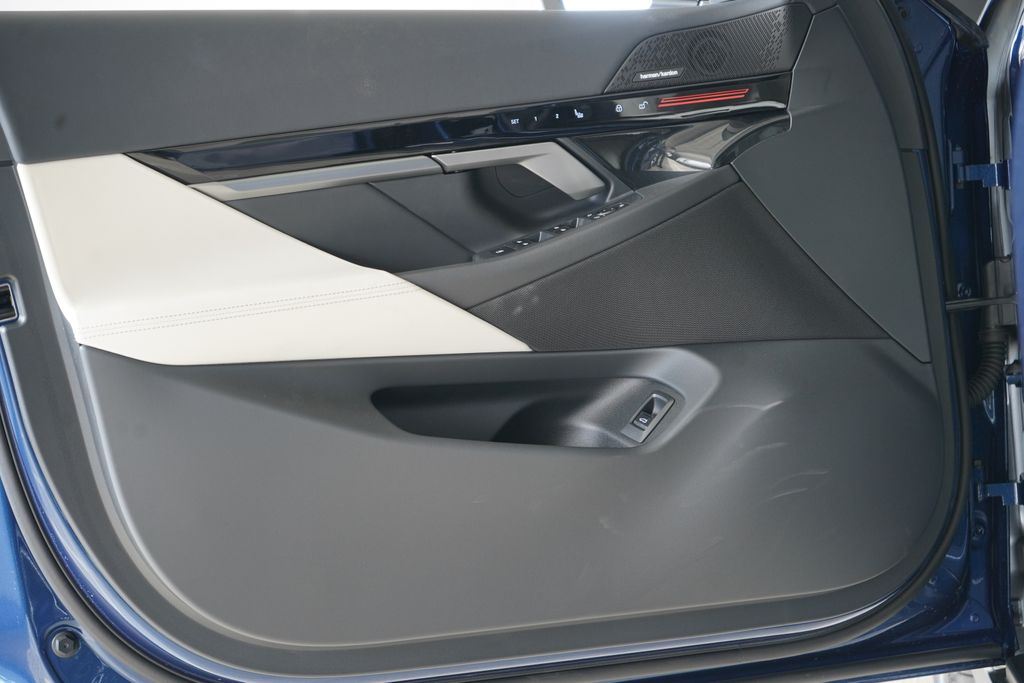 Thumbnail: 2025 BMW 5 Series - 10