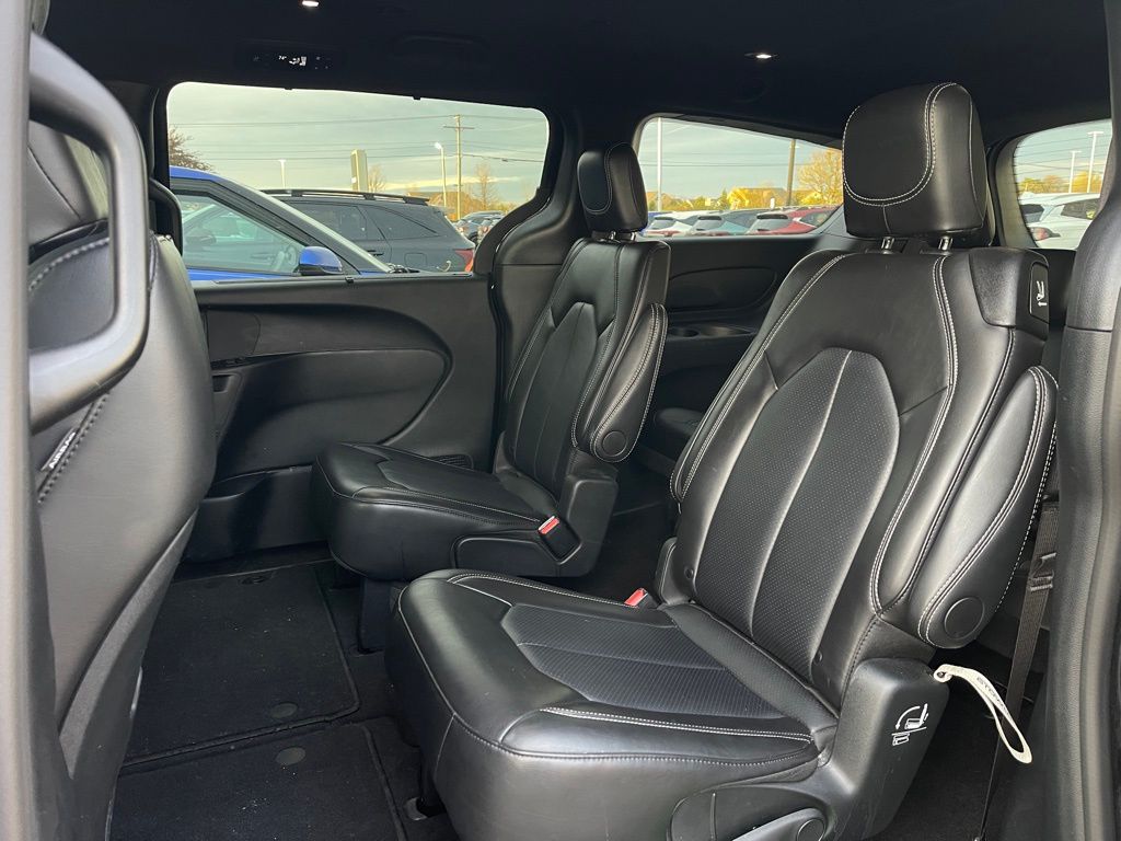 Used 2025 Diamond Black Crystal Pearlcoat Chrysler Select image 10