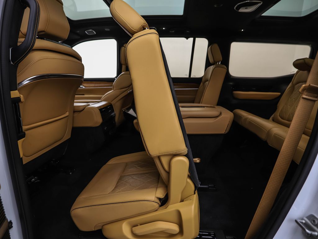 Thumbnail: 2022 Jeep Grand Wagoneer - 25