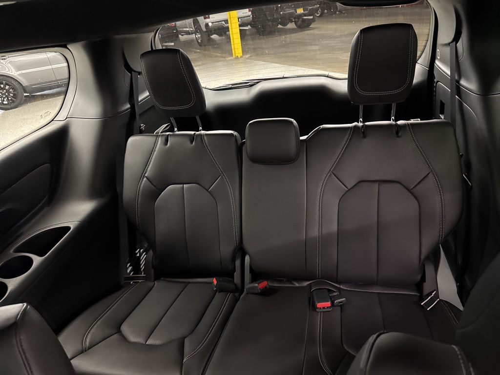 2026 Chrysler Pacifica Select - 11