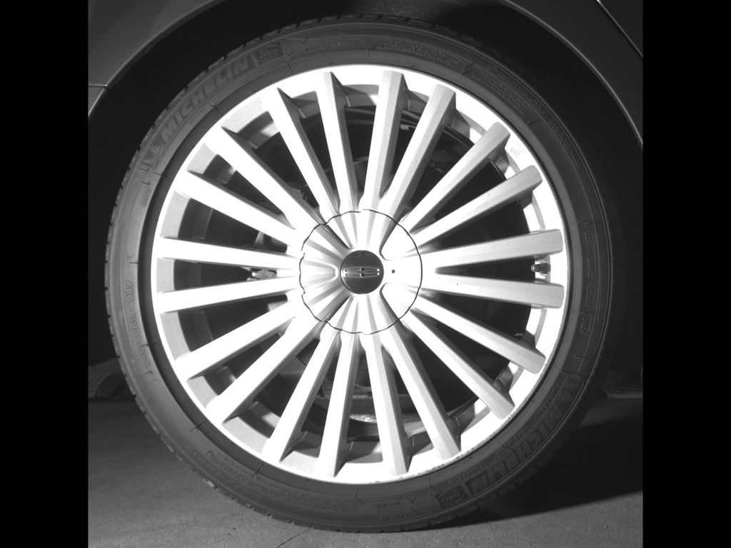 Used 2017 Ruby Red Metallic Lincoln Reserve image 12