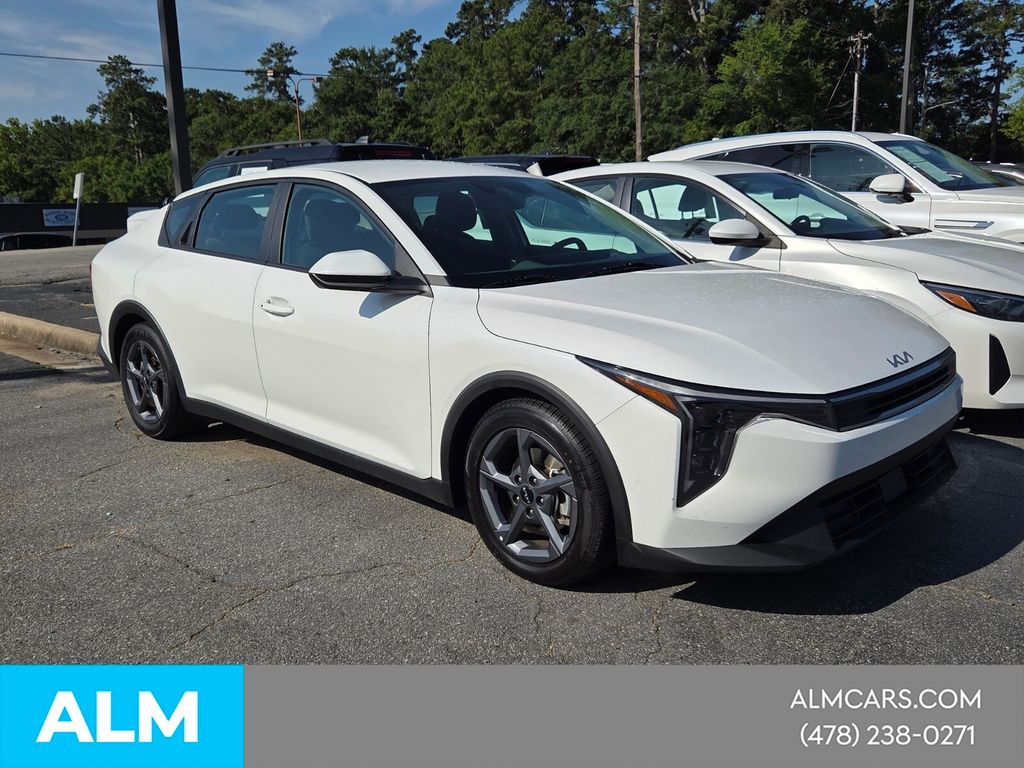 Used 2025 White Kia LXS image 16