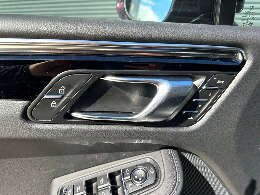 Thumbnail: 2026 Porsche Macan - 19