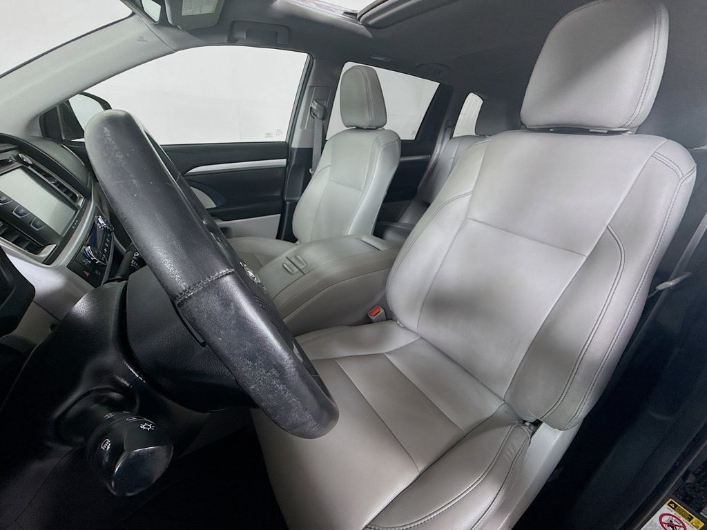 Thumbnail: 2019 Toyota Highlander - 20
