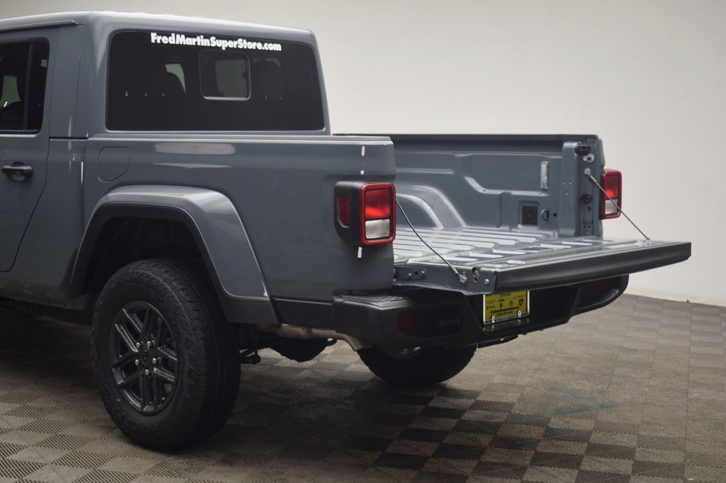 new 2026 Jeep Gladiator car, priced at $45,944