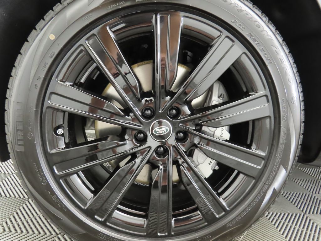 2025 Land Rover Range Rover SE 30