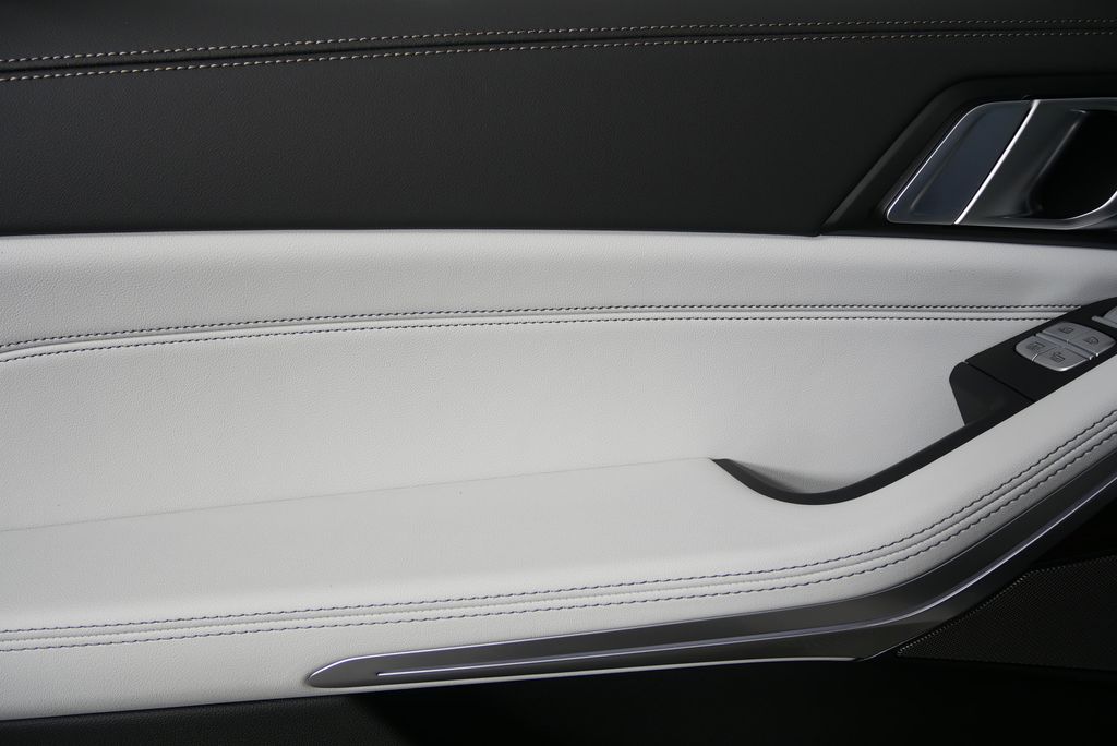 Thumbnail: 2026 BMW X7 - 15