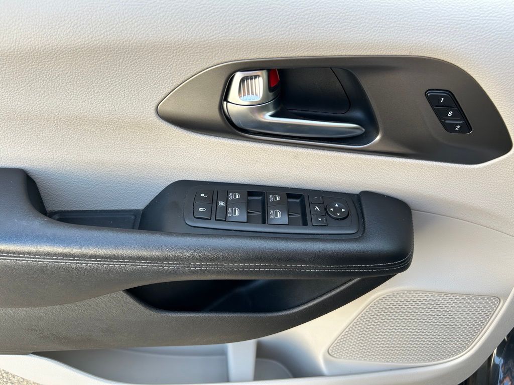 Thumbnail: 2019 Chrysler Pacifica - 30